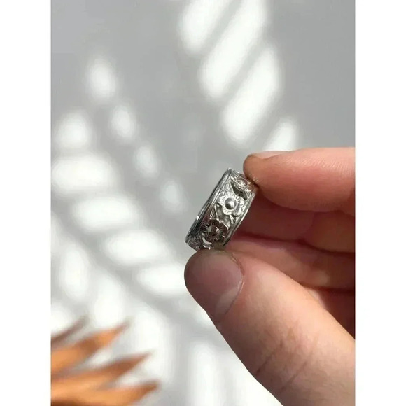 Vintage Pewter Sunflower Motif Carved Band Ring - Size 7.75 - Picture 5 of 9